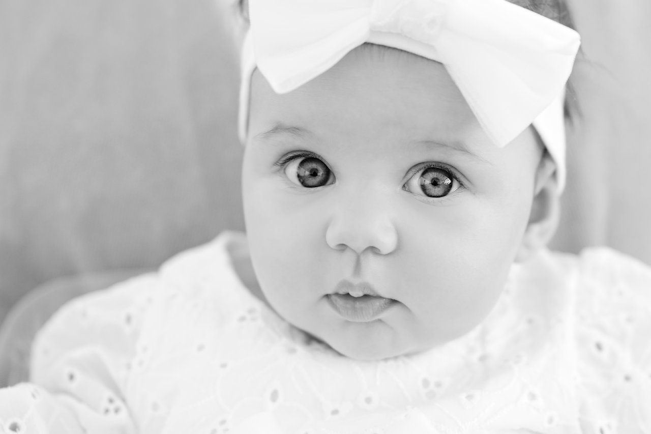 Crnobijeli portret djevojčice neposredno prije krštenja u zagrebačkim Gajnicama.