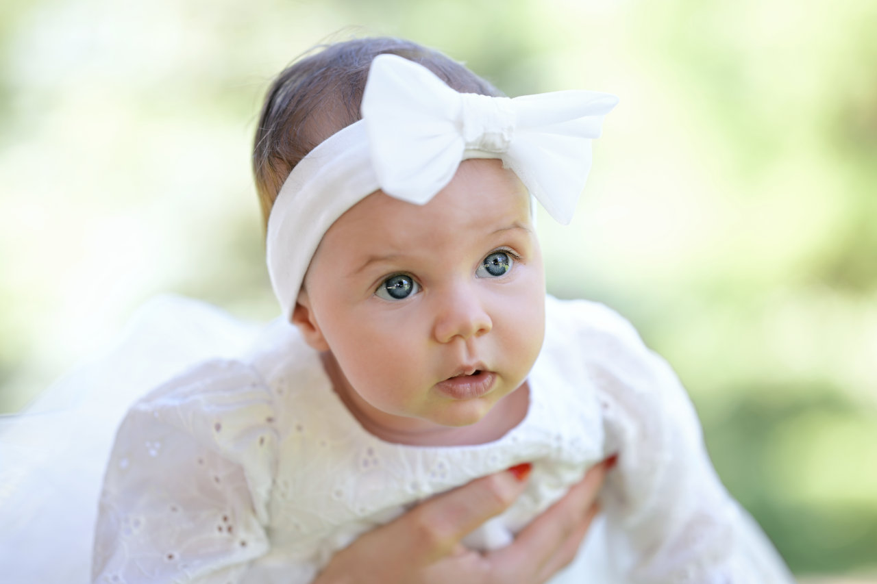 Portret plavooke djevojčice prije obreda krštenja u Zagrebu.