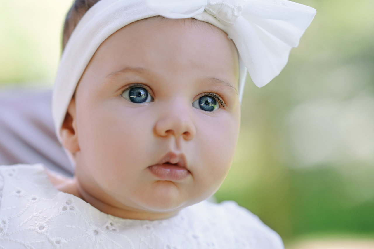 Portret djevojčice Nike u krupnom planu na dan krštenja u Zagrebu, s istaknutim plavim očima.