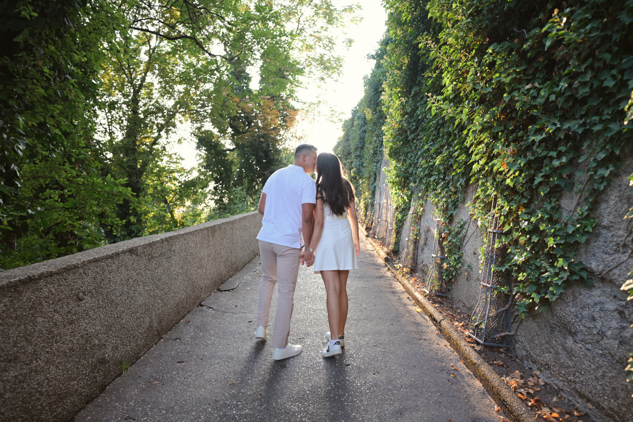 Fotografiranje zaruka na Gornjem gradu u Zagrebu – emotivan poljubac zaručenog para.