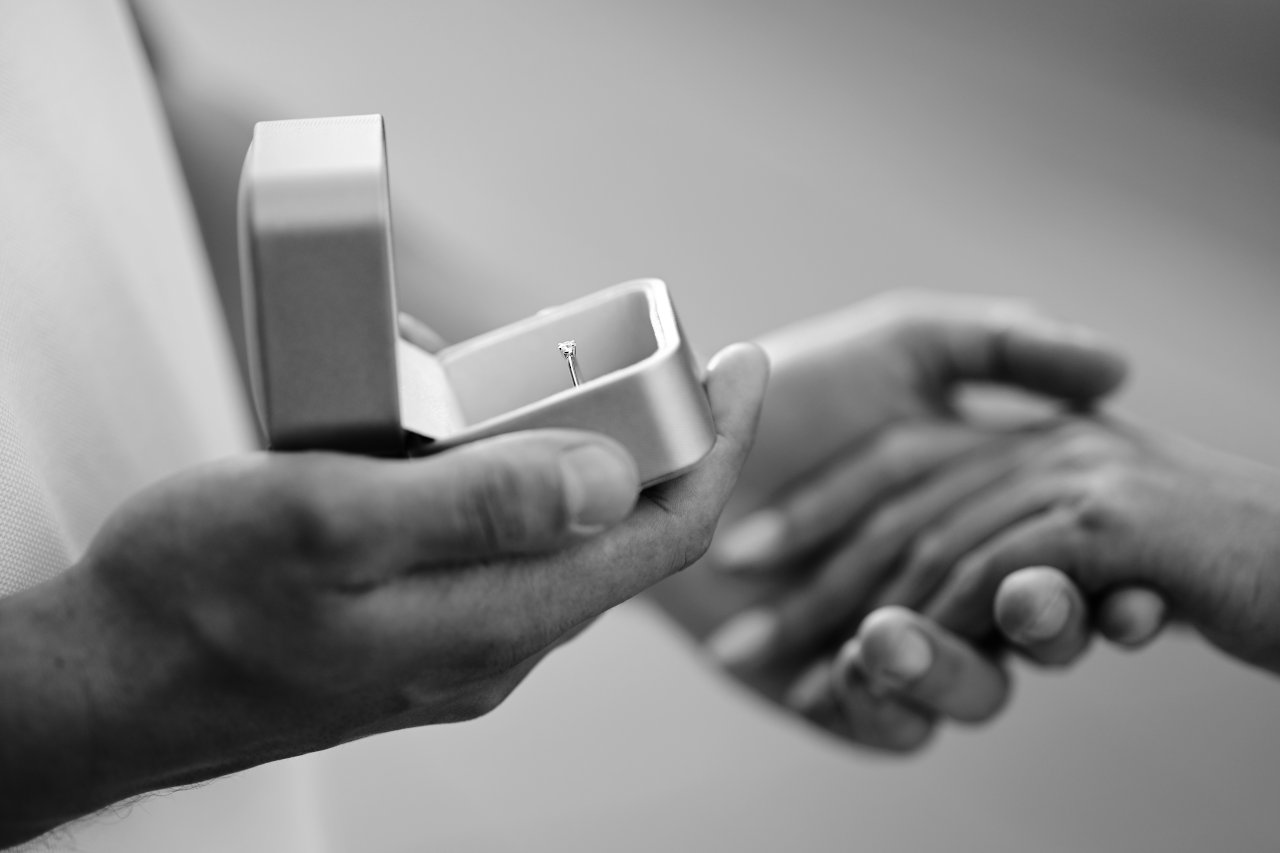 Prosidba na Gornjem gradu u Zagrebu: krupni plan zaručničkog prstena u kutijici, crnobijela tehnika.