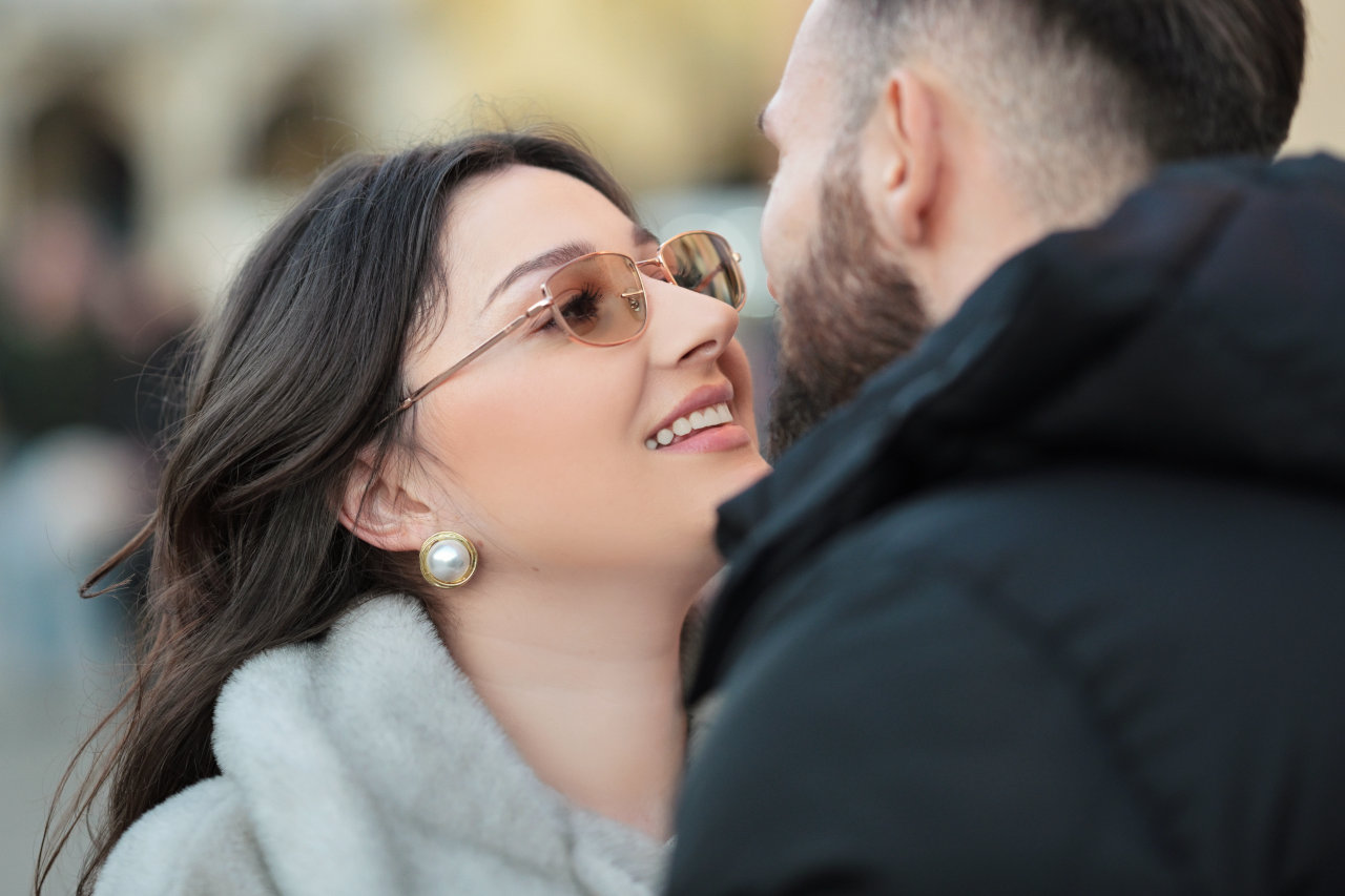 Bruno Bogojević i nasmiješena zaručnica nakon prosidbe ispred bazilike Sv. Antona u Padovi.