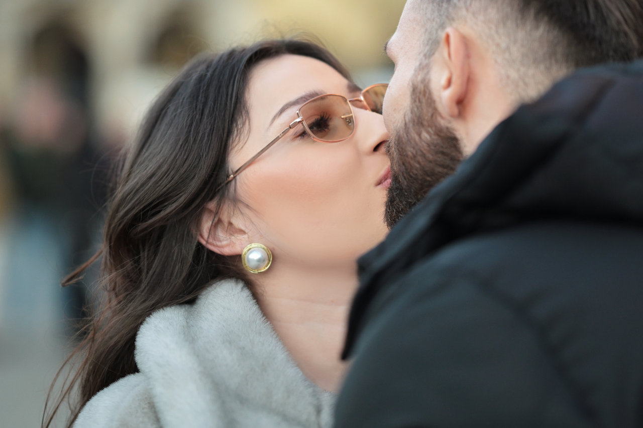 Tek zaručeni mladi par se zaljubljeno gleda i ljubi.