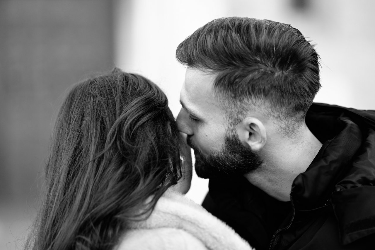 Trenutak bliskosti i nježnosti – Bruno Bogojević ljubi svoju zaručnicu u obraz.