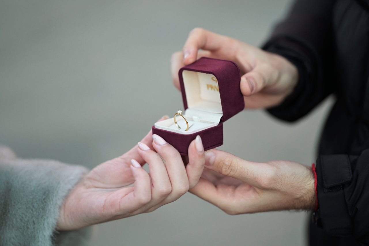 Detalj sa zaruka – Bruno Bogojević i djevojka drže zaručnički prsten u otovrenoj kutiji.