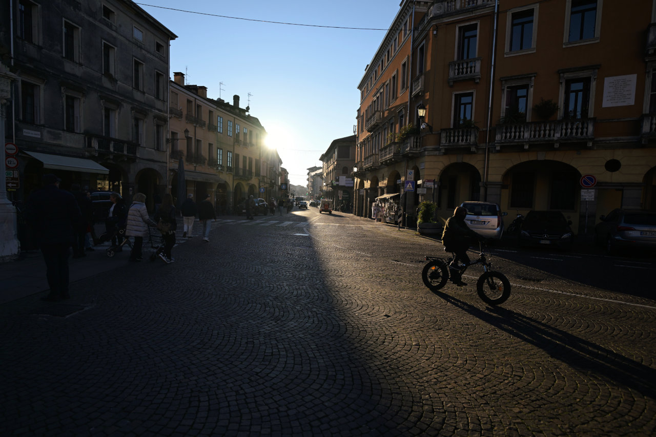 Ulični ambijent u zlatno doba zalaska – Piazza Del Santo u Padovi.