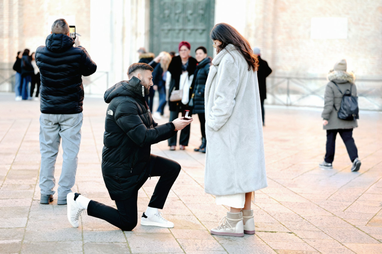 Trenutak prosidbe – Bruno Bogojević kleči i pruža prsten svojoj zaručnici ispred bazilike Sv. Antuna u Padovi.