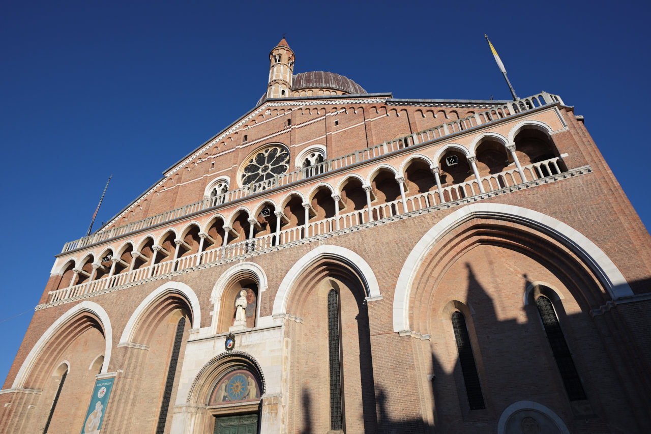 Pročelje bazilike Sv. Antuna u Padovi s čistim plavim nebom u pozadini.