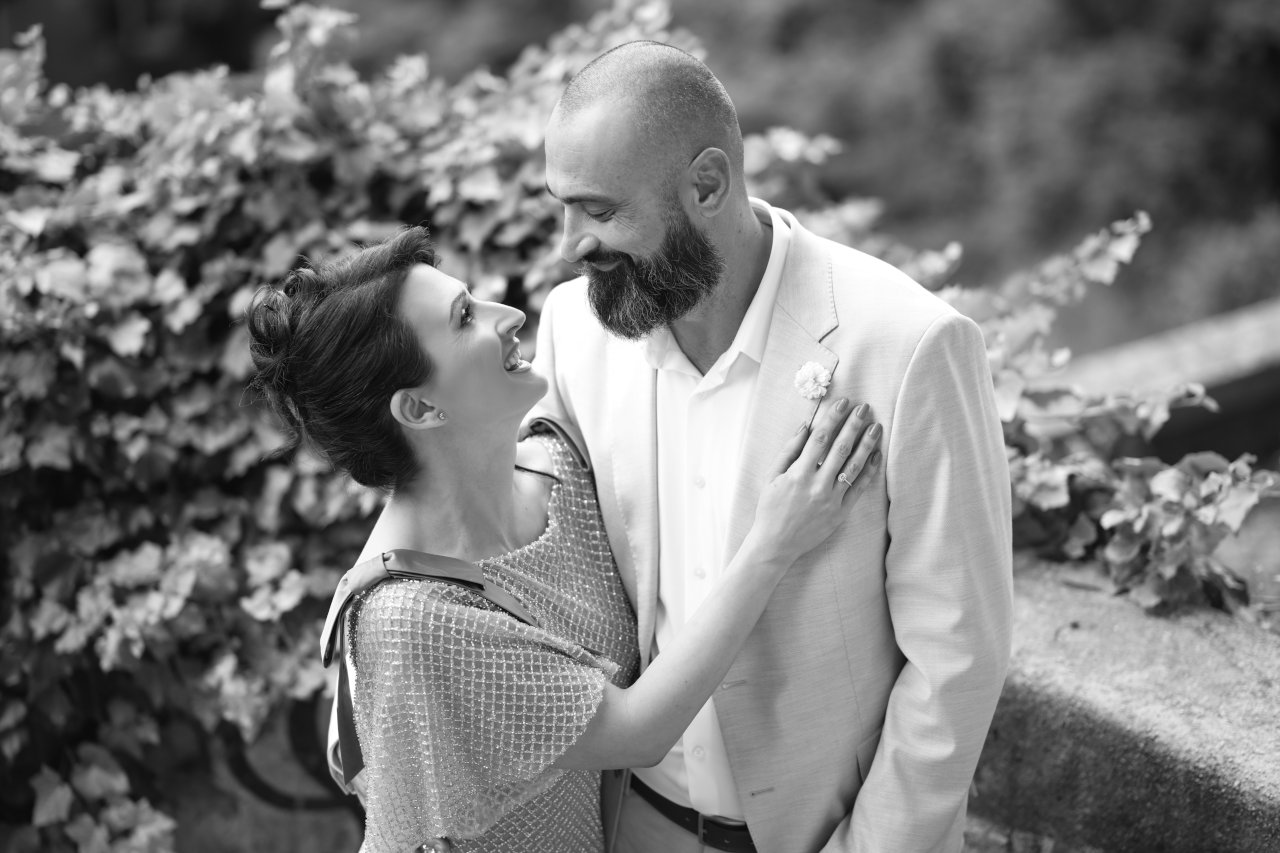 Prizor prije vjenčanja; crnobijeli portret nasmijanih mladenaca koji se zaljubljeno gledaju na Strossu u Zagrebu.
