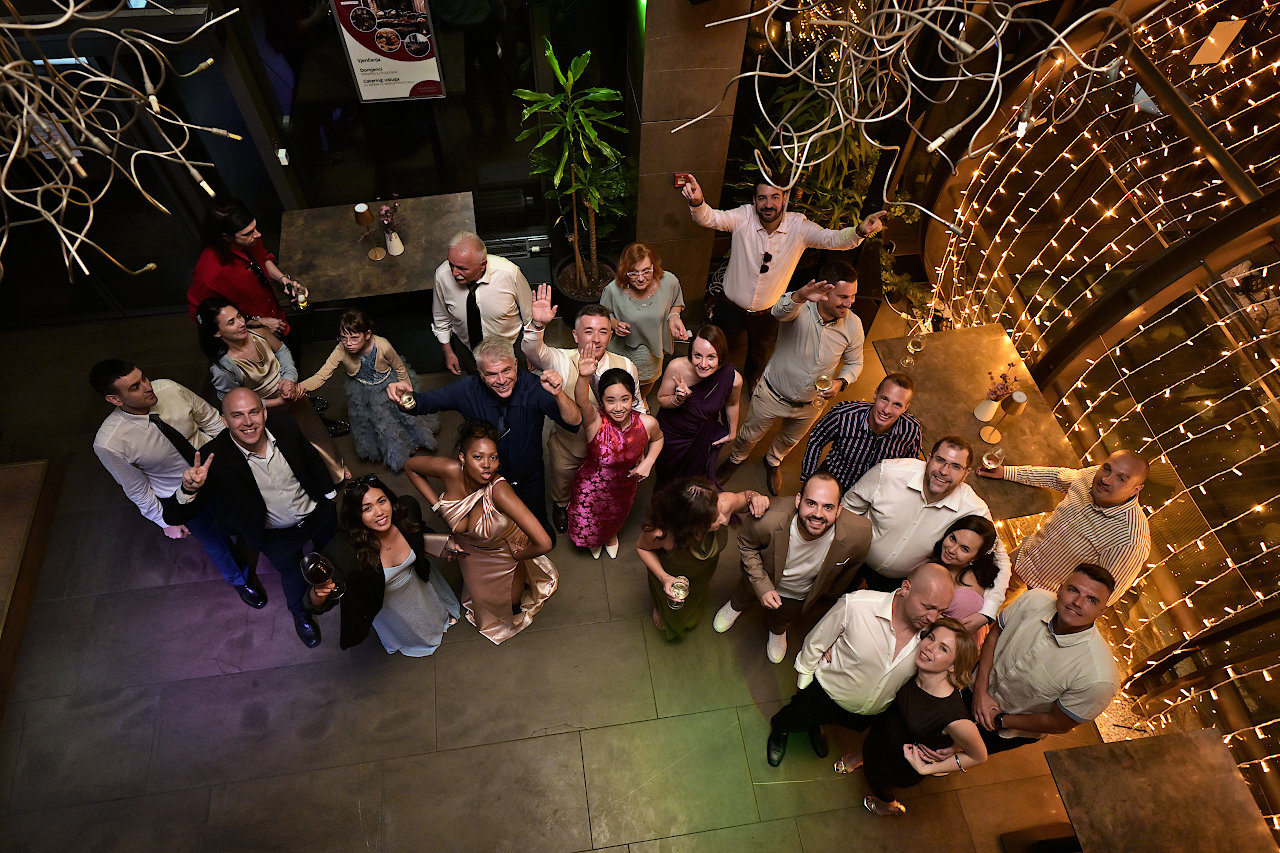 Zajednička fotografija mladenaca i gostiju na podiju u Lobby Food and Mood restoranu, u Zagrebu.